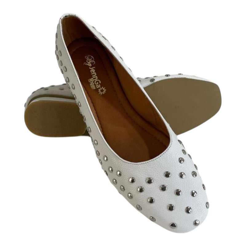Bailarina 'Rebelde Chic': Estilo y Confort en Cuero Genuino Blanco con Tachuelas Byjennga