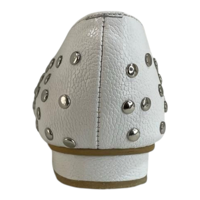 Bailarina 'Rebelde Chic': Estilo y Confort en Cuero Genuino Blanco con Tachuelas Byjennga