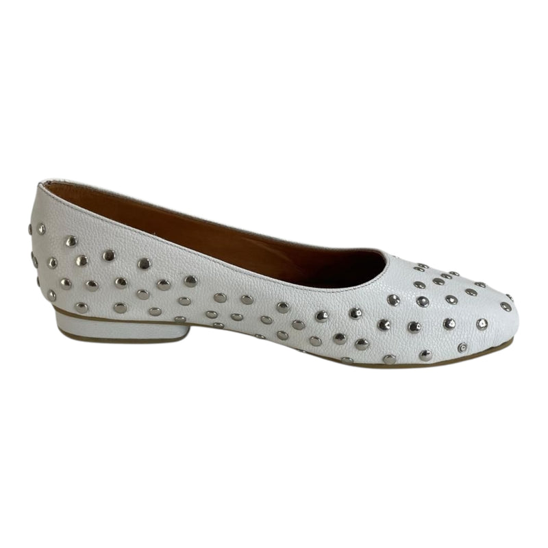 Bailarina 'Rebelde Chic': Estilo y Confort en Cuero Genuino Blanco con Tachuelas Byjennga
