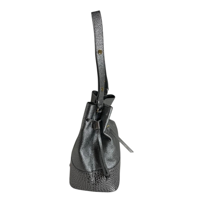 Bolso 'Misterio Texturizado': Lujo y Contraste en Cuero Genuino Negro Byjennga
