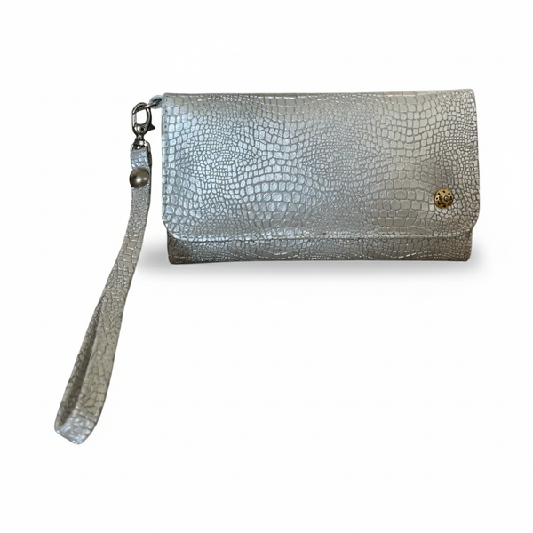 Clutch Milano Luxe – Cartera de Mano Plateada en Cuero Texturizado Reptil con Correa Desmontable | ByJennga