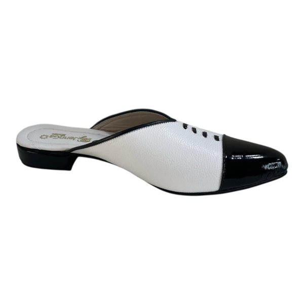 Mule 'Contraste Clásico': Elegancia Bicolor en Cuero Genuino Byjennga