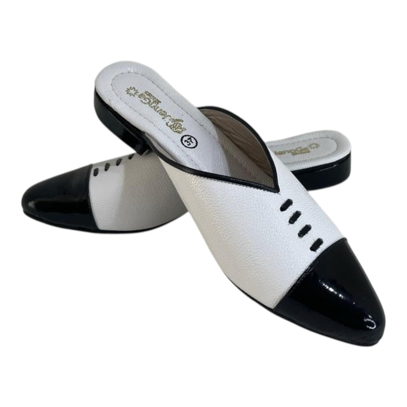 Mule 'Contraste Clásico': Elegancia Bicolor en Cuero Genuino Byjennga