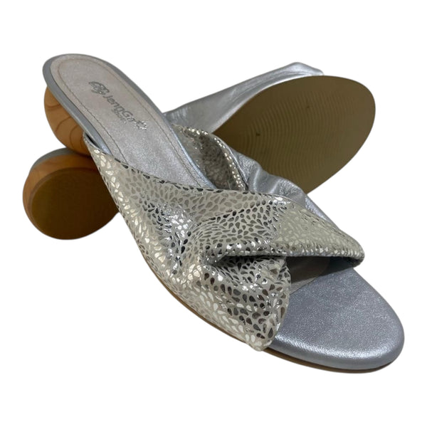Mule 'Glamour Urbano': Elegancia Plateada con Nudo Distintivo en Cuero Genuino Byjennga
