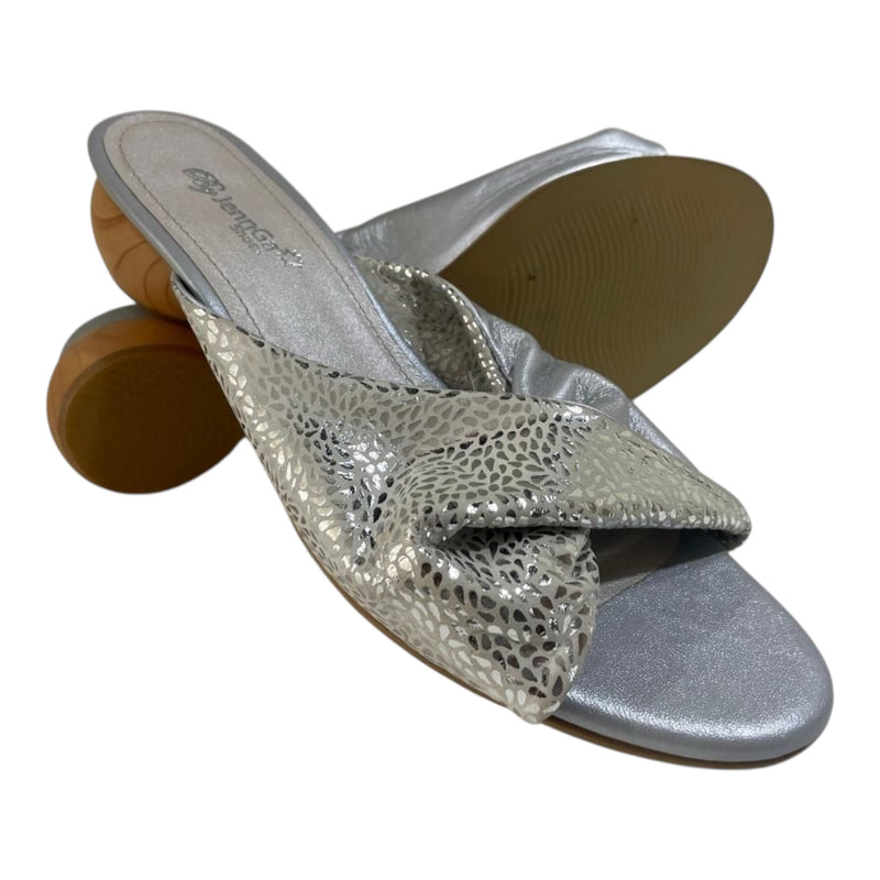 Mule 'Glamour Urbano': Elegancia Plateada con Nudo Distintivo en Cuero Genuino Byjennga
