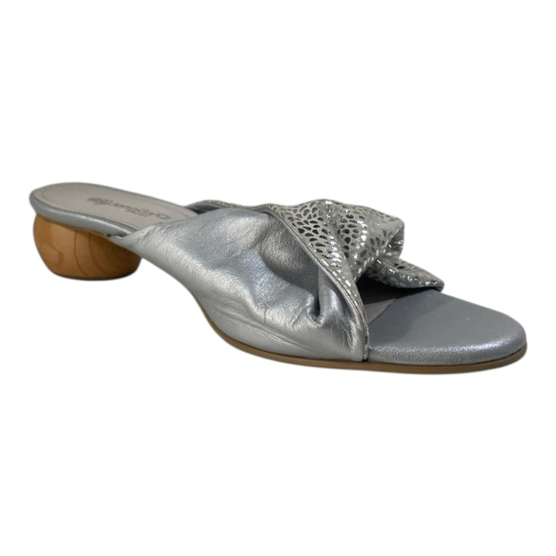 Mule 'Glamour Urbano': Elegancia Plateada con Nudo Distintivo en Cuero Genuino Byjennga