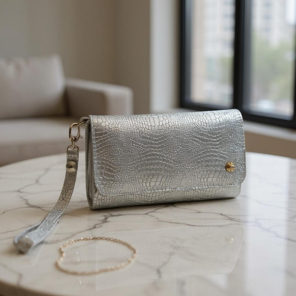 Clutch Milano Luxe – Cartera de Mano Plateada en Cuero Texturizado Reptil con Correa Desmontable | ByJennga