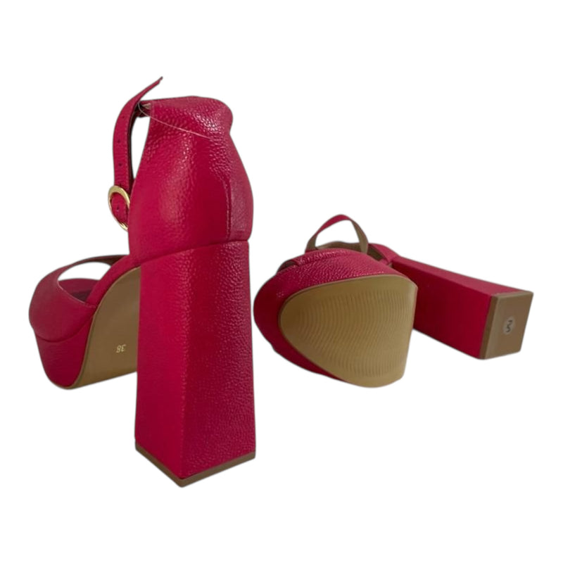 Sandalia 'Fucsia Vibrante': Impacto y Estilo en Cuero Genuino Byjennga