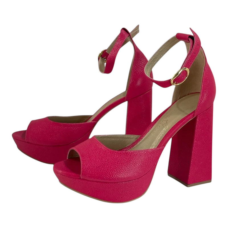 Sandalia 'Fucsia Vibrante': Impacto y Estilo en Cuero Genuino Byjennga
