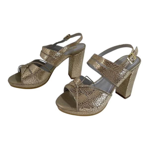 Sandalia 'Glamour Texturizado': Impacto y Estilo en Cuero Genuino Dorado Byjennga