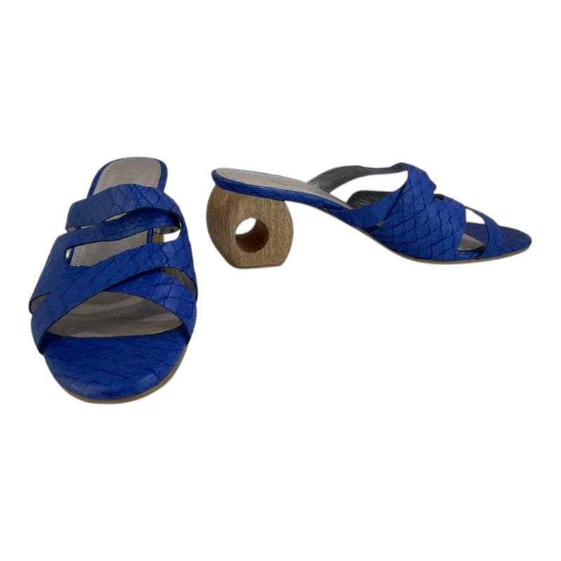 Sandalia Mule 'Océano Vibrante': Estilo Azul en Cuero Genuino Texturizado Byjennga
