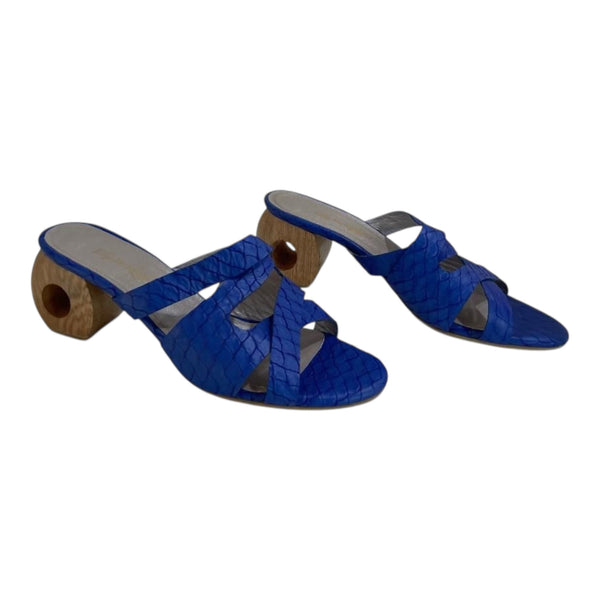 Sandalia Mule 'Océano Vibrante': Estilo Azul en Cuero Genuino Texturizado Byjennga