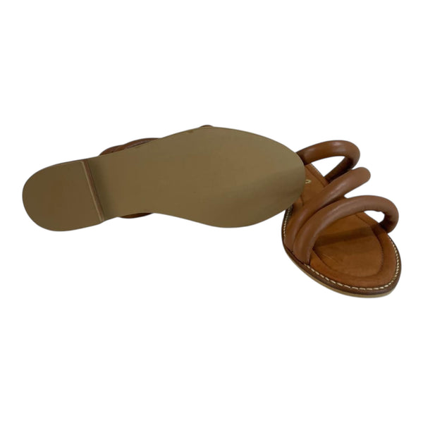Sandalia Plana 'Confort Acolchado': Suavidad y Estilo en Cuero Genuino Camel Byjennga
