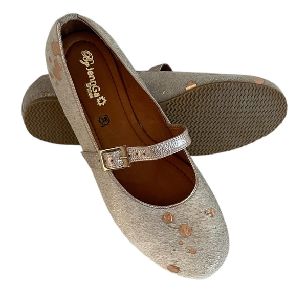 Zapato plano Byjennga de cuero moteado con correa y hebilla metálica.