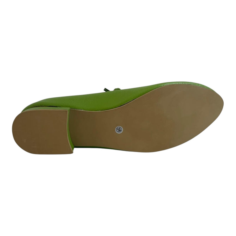 Zapato 'Encanto Retro': Estilo Clásico y Perforaciones en Cuero Genuino Verde Lima Byjennga