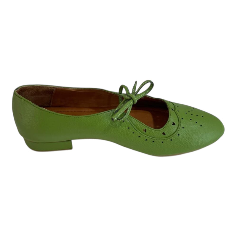 Zapato 'Encanto Retro': Estilo Clásico y Perforaciones en Cuero Genuino Verde Lima Byjennga