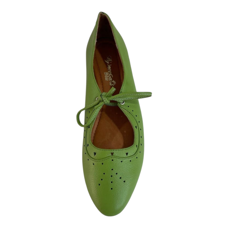 Zapato 'Encanto Retro': Estilo Clásico y Perforaciones en Cuero Genuino Verde Lima Byjennga