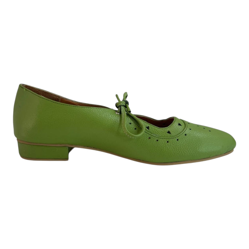 Zapato 'Encanto Retro': Estilo Clásico y Perforaciones en Cuero Genuino Verde Lima Byjennga