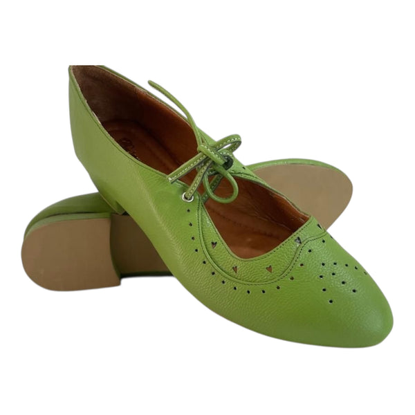 Zapato 'Encanto Retro': Estilo Clásico y Perforaciones en Cuero Genuino Verde Lima Byjennga