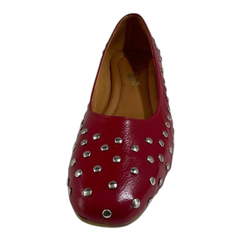 Zapato Plano 'Audacia': Impacto y Estilo en Cuero Genuino Rojo con Tachuelas Byjennga