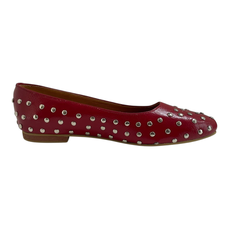 Zapato Plano 'Audacia': Impacto y Estilo en Cuero Genuino Rojo con Tachuelas Byjennga
