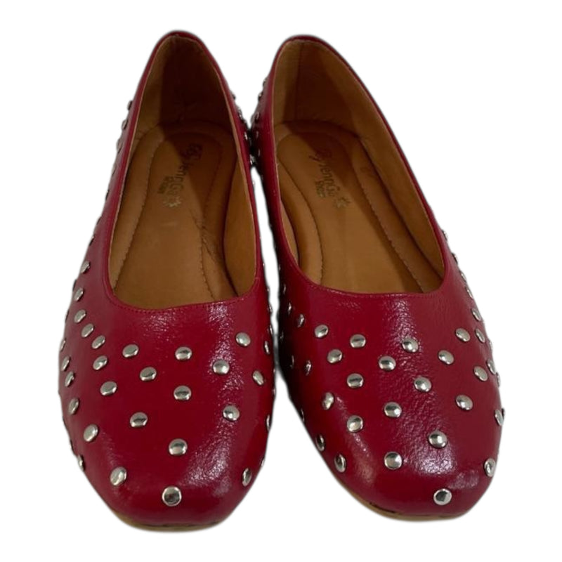 Zapato Plano 'Audacia': Impacto y Estilo en Cuero Genuino Rojo con Tachuelas Byjennga