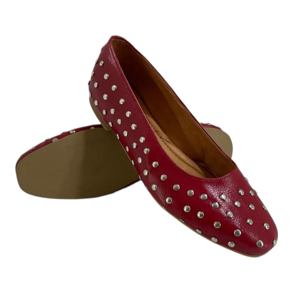 Zapato Plano 'Audacia': Impacto y Estilo en Cuero Genuino Rojo con Tachuelas Byjennga