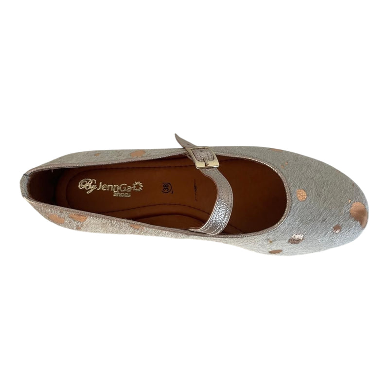 Zapato Plano 'Brillo Sutil': Confort y Estilo Moteado en Cuero Genuino Byjennga