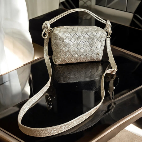 Bandolera Siena Tejido Luxe Plateado – Bolso Crossbody en Cuero Legítimo Tejido Metalizado | ByJennga