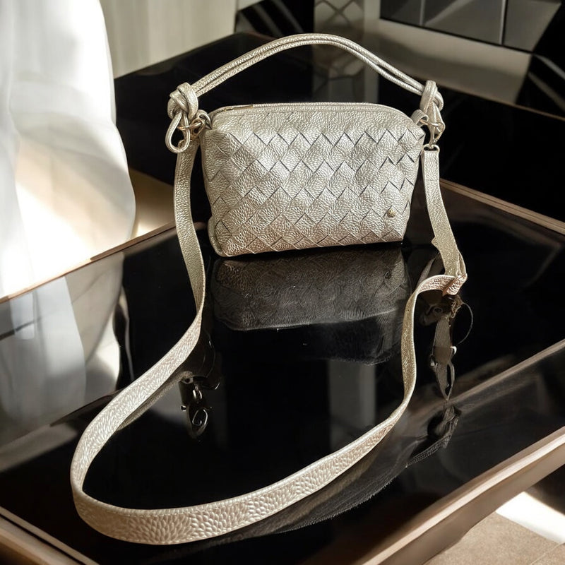 Bandolera Siena Tejido Luxe Plateado – Bolso Crossbody en Cuero Legítimo Tejido Metalizado | ByJennga