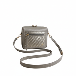 Bolso Verona Crossbody – Cuero Legítimo Gris Plomo con Textura Pitón y Detalles Dorados | ByJennga
