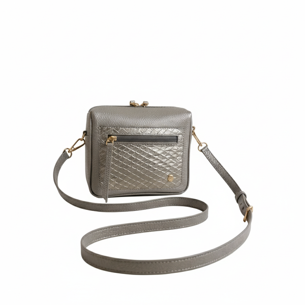 Bolso Verona Crossbody – Cuero Legítimo Gris Plomo con Textura Pitón y Detalles Dorados | ByJennga