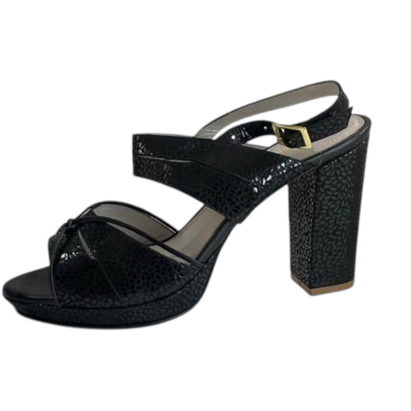 Sandalia de tacón bloque negro brillante con textura y plataforma Byjennga.