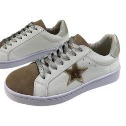 Tenis blanco y camel de cuero genuino con estrella dorada y cordones metalizados Byjennga.