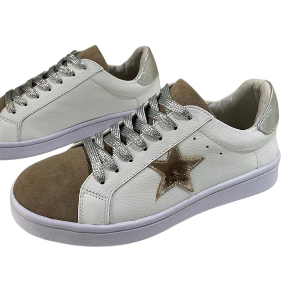 Tenis blanco y camel de cuero genuino con estrella dorada y cordones metalizados Byjennga.