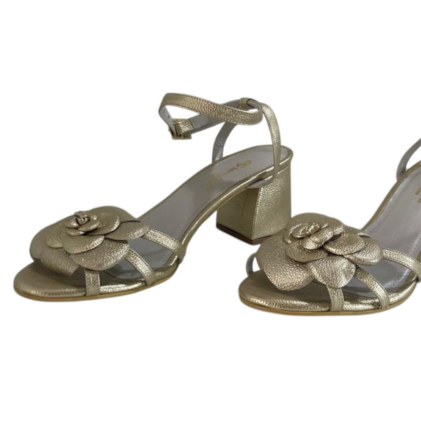 Sandalia de tacón dorado en cuero legítimo con aplique floral de camellia Byjennga.