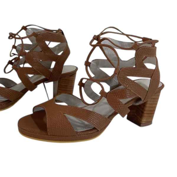 Sandalia gladiadora terracota en cuero legítimo con textura de reptil y tacón de madera Byjennga.