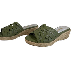 Sandalia de cuña baja verde oliva con tiras entrelazadas y plataforma de yute Byjennga.