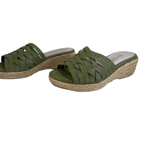 Sandalia de cuña baja verde oliva con tiras entrelazadas y plataforma de yute Byjennga.