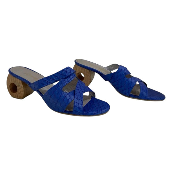 Sandalia mule azul de cuero legítimo con textura de reptil y tacón de madera Byjennga.