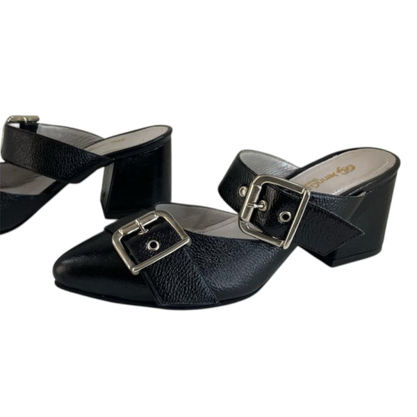 Mule negro de cuero genuino con textura y gran hebilla plateada Byjennga.
