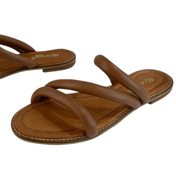 Sandalia plana camel de cuero genuino con tiras acolchadas Byjennga.