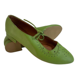 Zapato verde lima de cuero genuino con perforaciones y cordón Byjennga.