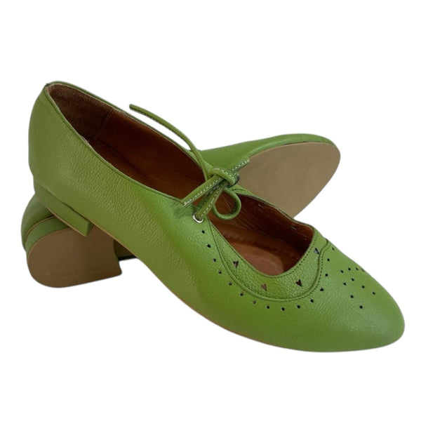 Zapato verde lima de cuero genuino con perforaciones y cordón Byjennga.