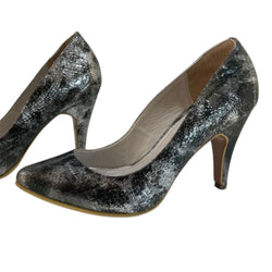 Zapato de salón plateado metálico texturizado con tacón de aguja Byjennga.