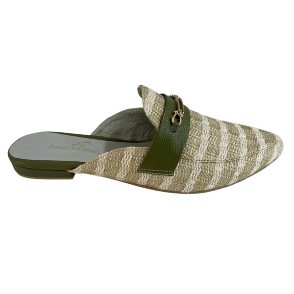 Mule beige tejido con correa de cuero verde oliva y detalle metálico Byjennga.