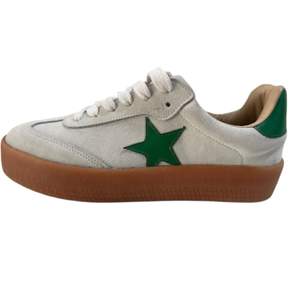 Tenis beige de cuero gamuza con estrella verde Byjennga.
