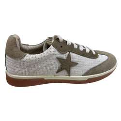 Tenis beige y blanco de cuero gamuza con estrella beige Byjennga.